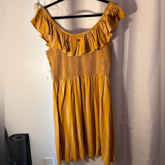XL Ripcurl, off the shoulder yellow dress NWT - Picture 4 of 6